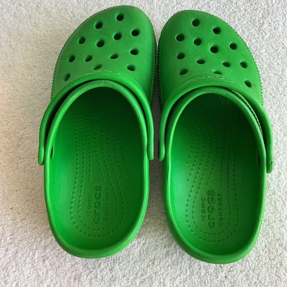 CROCS Kids Vibrant Green Slippers - Picture 6 of 10